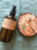 Flacon de parfum avec texte: 20. Sandalwood Rose, bois et fleurs. Unique en son genre