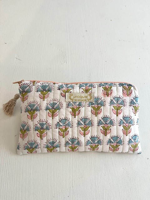 Trousse à motif floral, texte visible, fermeture éclair, pour cosmétiques ou accessoires.