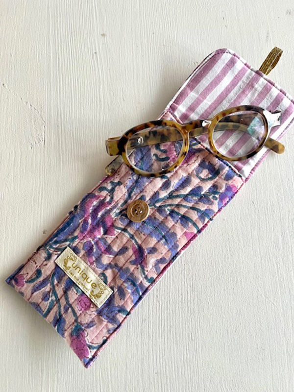 Lunettes de vue dans un étui fleuri, avec bouton en bois. Unique en son genre.