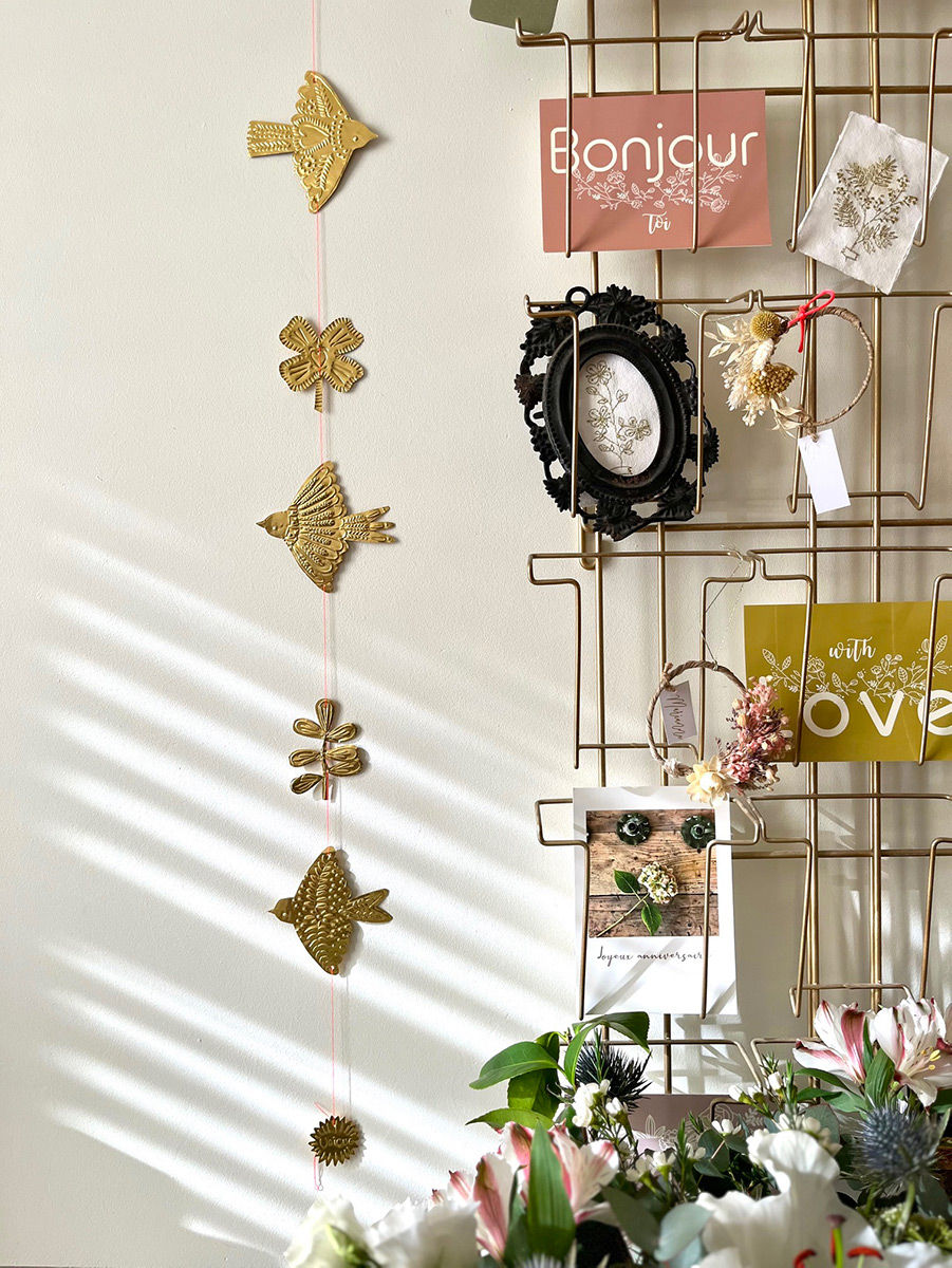 Décorations murales avec des accessoires et des cartes créant une ambiance chaleureuse.