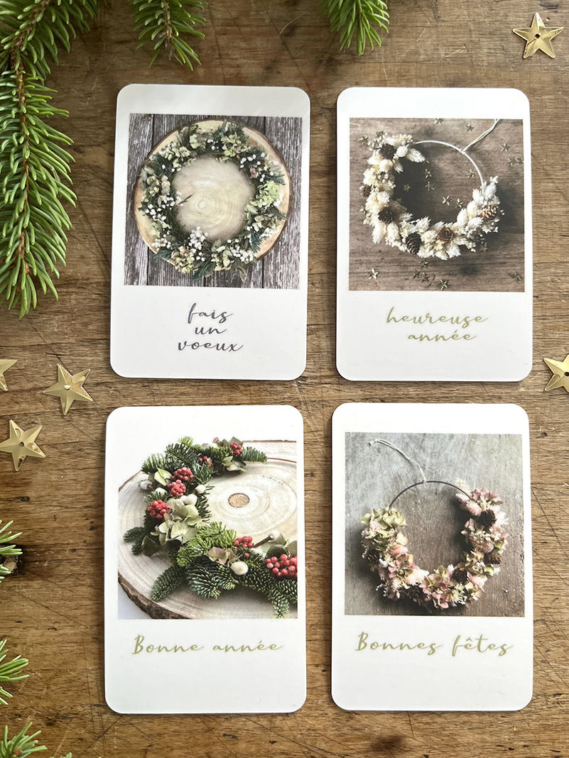 Quatre cartes postales avec des couronnes, texte: Joyeux Noël, Forêt de Noël. Unique en son genre.