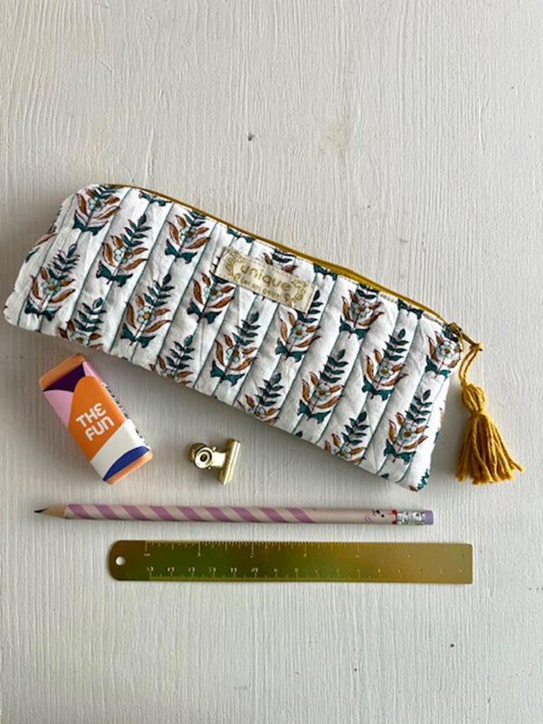 Trousse à motif de feuilles avec accessoires, rose, or, et texte.