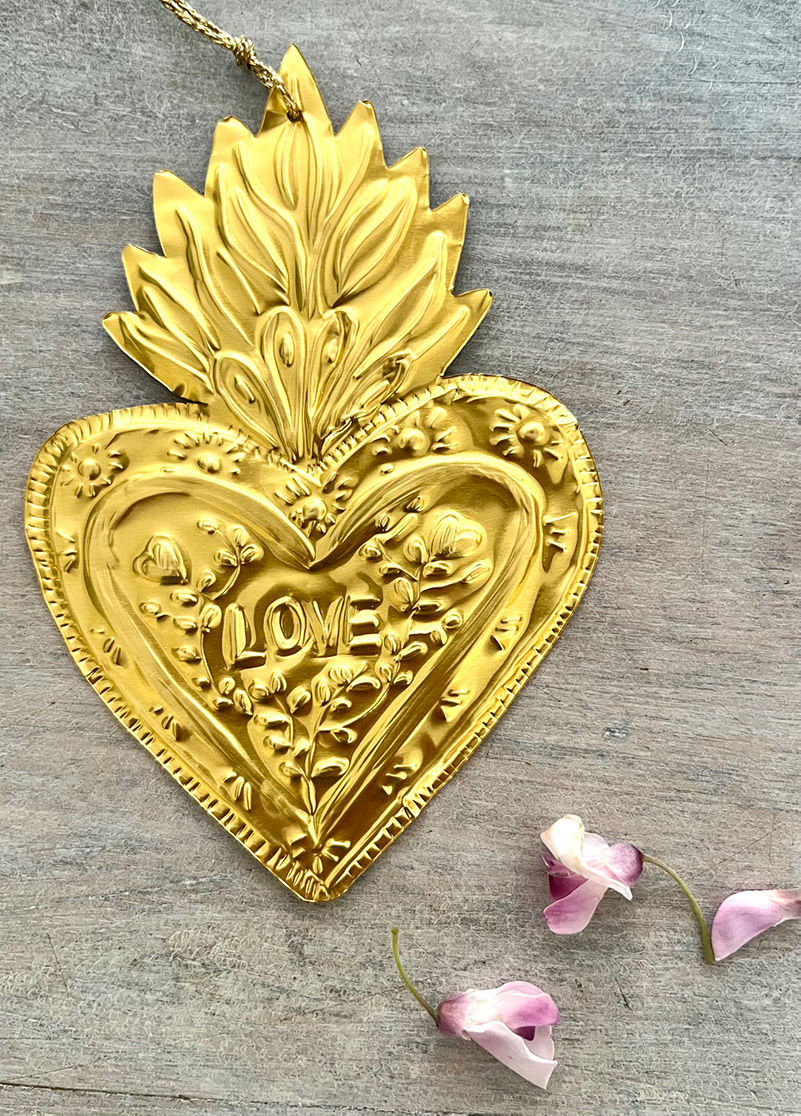 Ornement doré en forme de cœur, sur bois gris avec fleur. Unique en son genre.