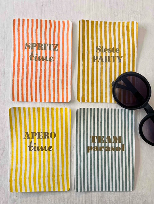 Quatre dessous de verre rayés avec "Spritz time", "Party", "Apéro time" et "Team Paradise".