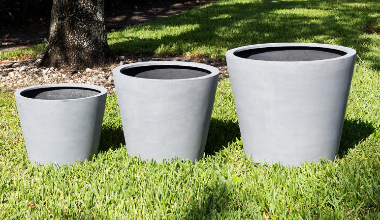 Miniature : Pot rond en resine grise 