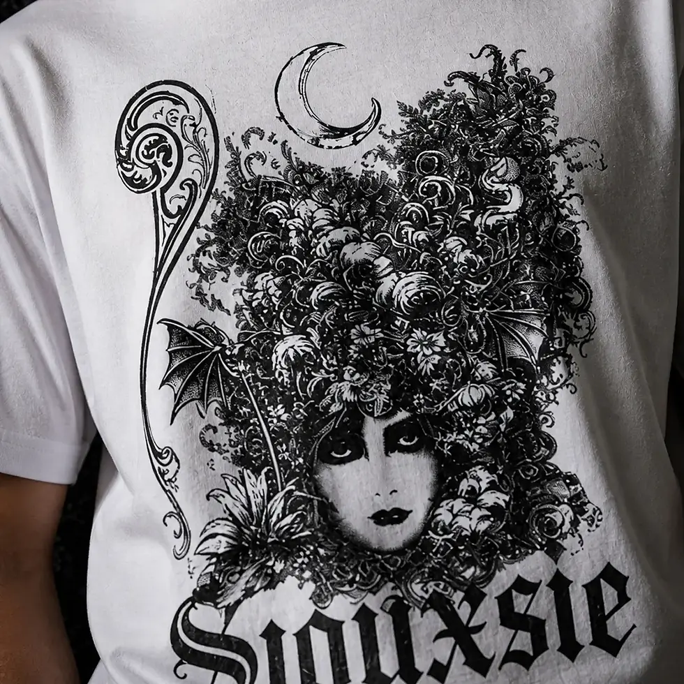 Miniatura: Camiseta branca com estampa Siouxsie na cor preta