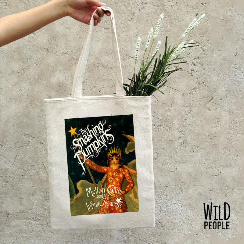 Ecobag Smashing Pumpkins branca com flores sendo levada pela mão