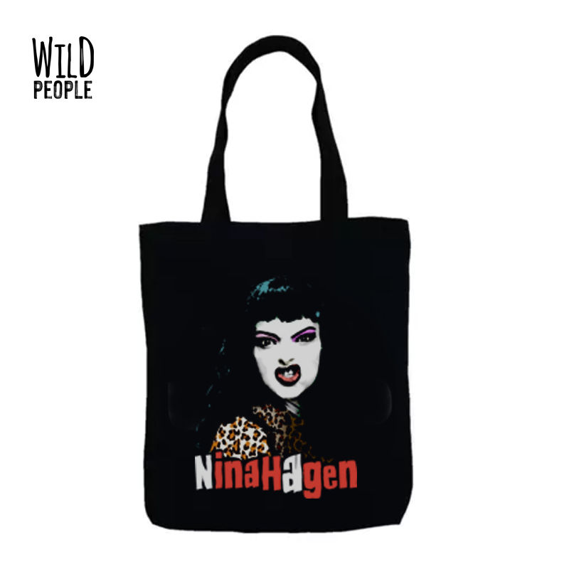 Ecobag preta com estampa inspirada em Nina Hagen vestindo blusa animal print e fazendo careta