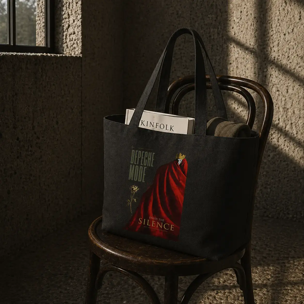 Ecobag preta com tema de depeche Mode em cima de uma cadeira