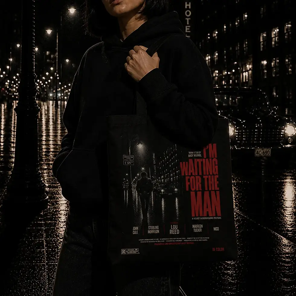 Garota segurando Ecobag preta com estampa Velvet Underground -I'm Waiting for the Man Movie na rua a noite