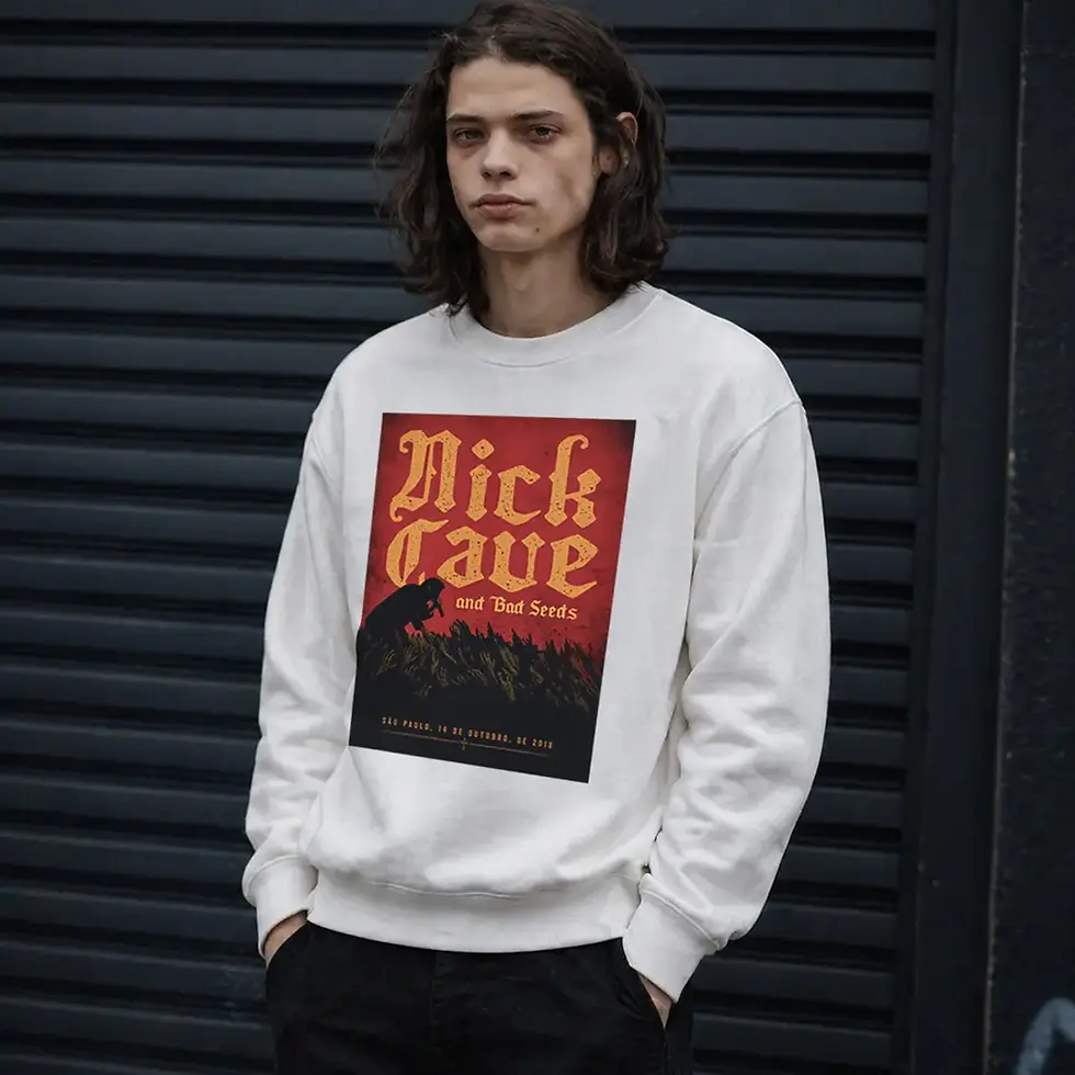 Menino de moletom branco estampado Nick Cave com mãos nos bolsos