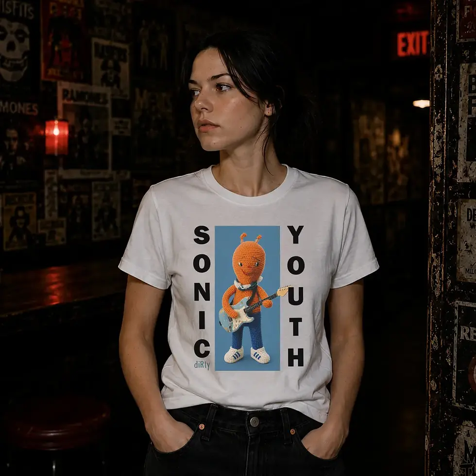 Garota vestindo camiseta Sonic Youth branca estilo indie rock vintage anos 90 e calça jeans com as mãos nos bolsos