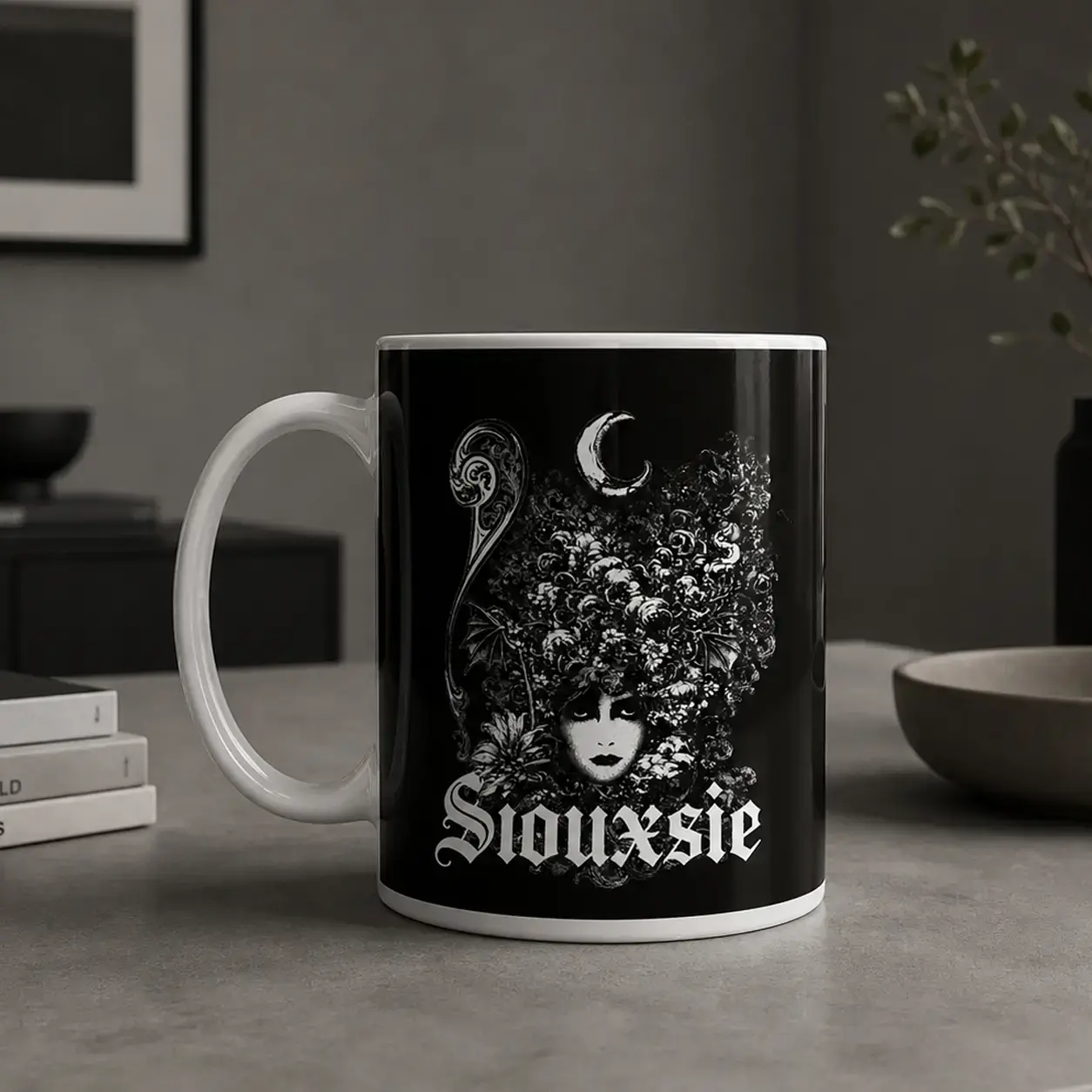 Caneca branca com estampa da banda Siouxsie and the Banshees em estilo post-punk, arte exclusiva apoiada na mesa
