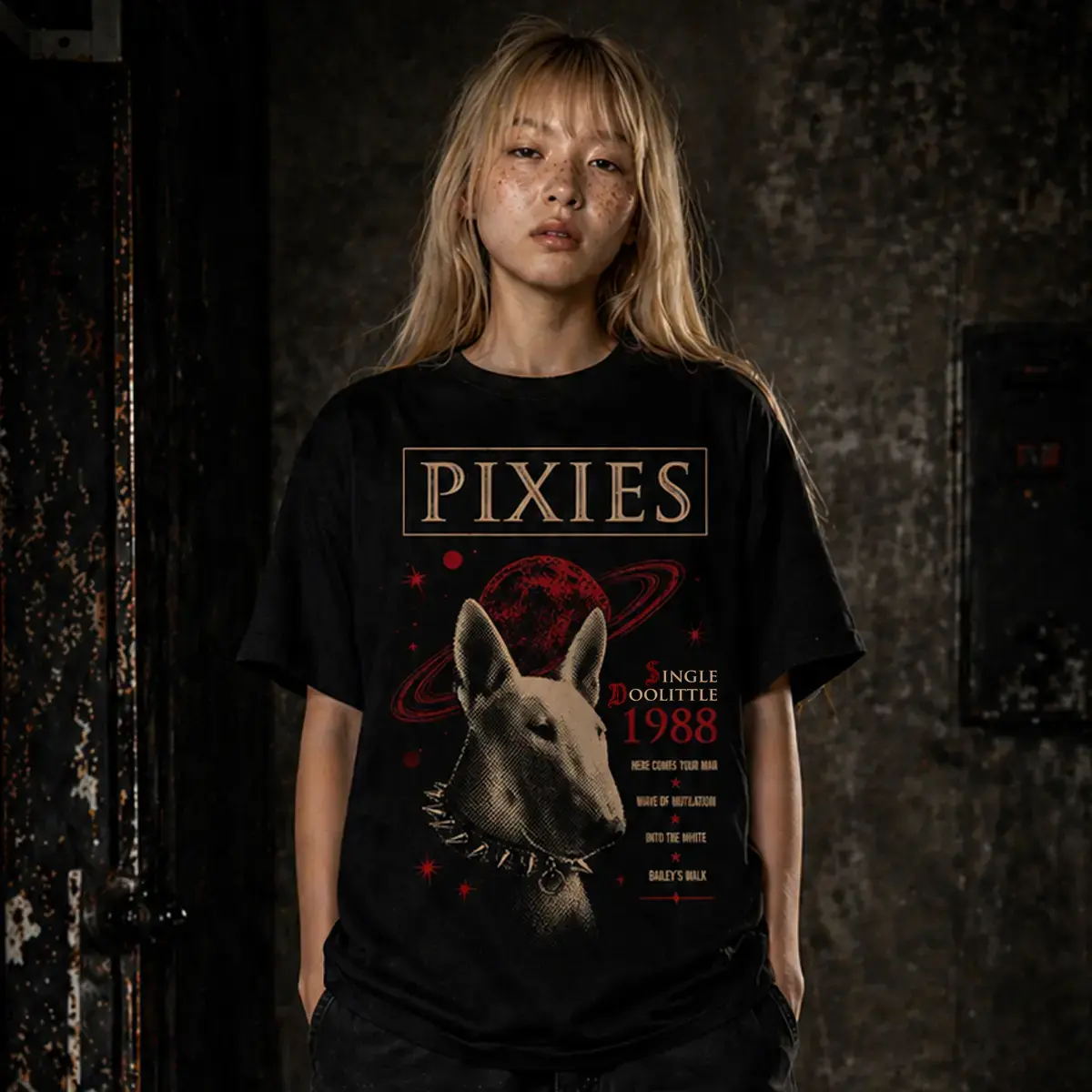 menina loira com camiseta Pixies single Doolittle