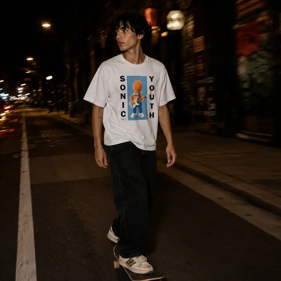 Miniatura: Rapaz usando camiseta Sonic Youth branca estilo indie rock vintage anos 90