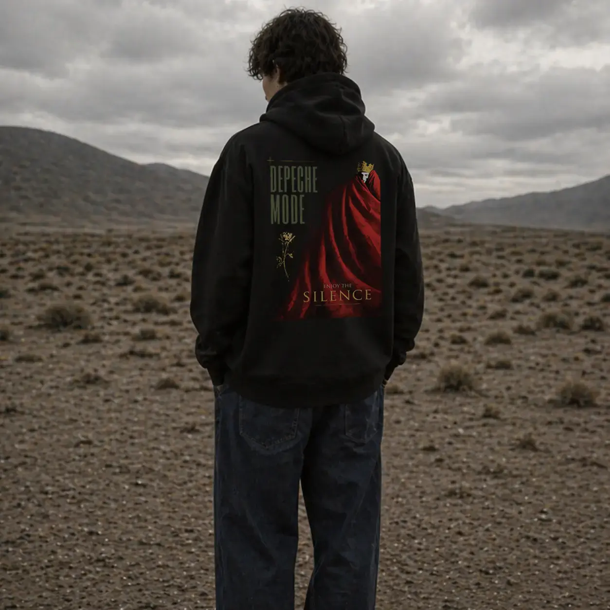 Garoto no deserto de costas usando moletom da banda Depeche Mode