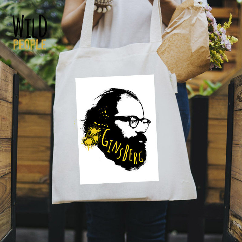 Ecobag off whitte com estampa de Allen Ginsberg sobre ombro de mulher vestindo camisa branca e levando compras