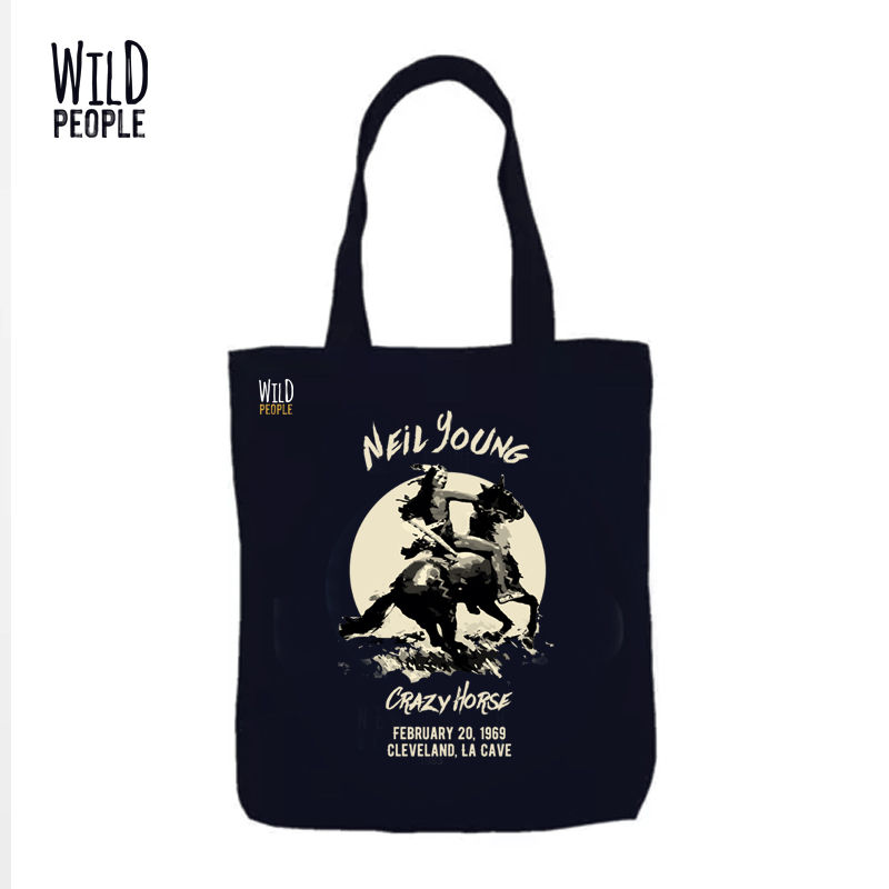 Ecobag preta com estampa Neil Young montado sobre cavalo