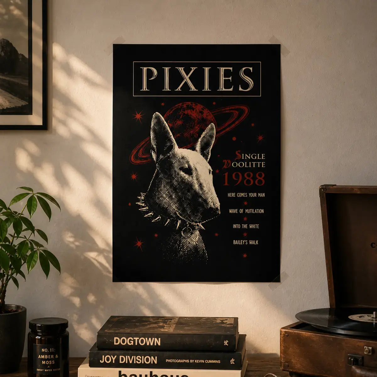 Poster do Pixies Doolitle Single fixado na parede branca de uma sala com livros e plantas