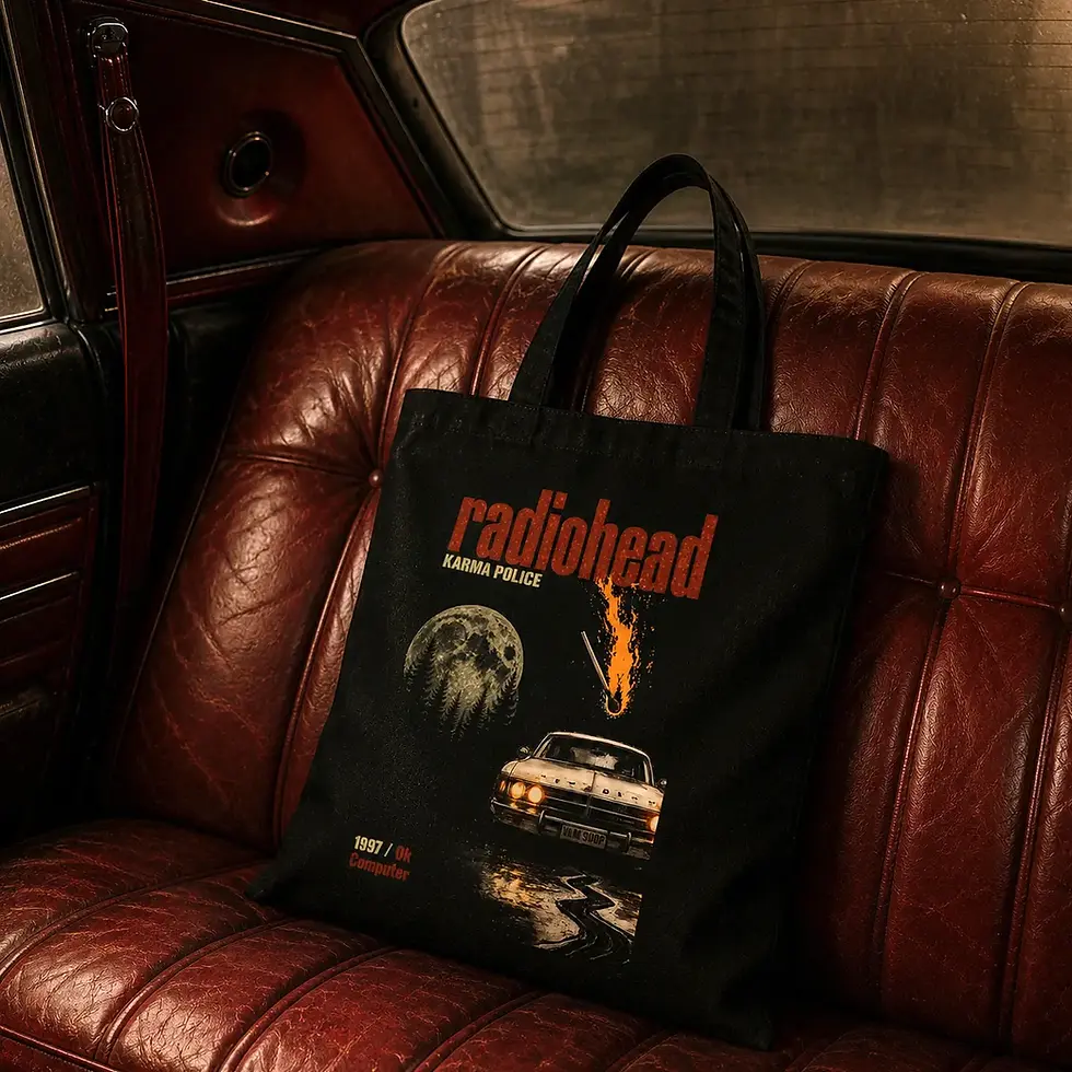 Ecobag preta com estampa Radiohead sosbre banco de carro em couro vermelho