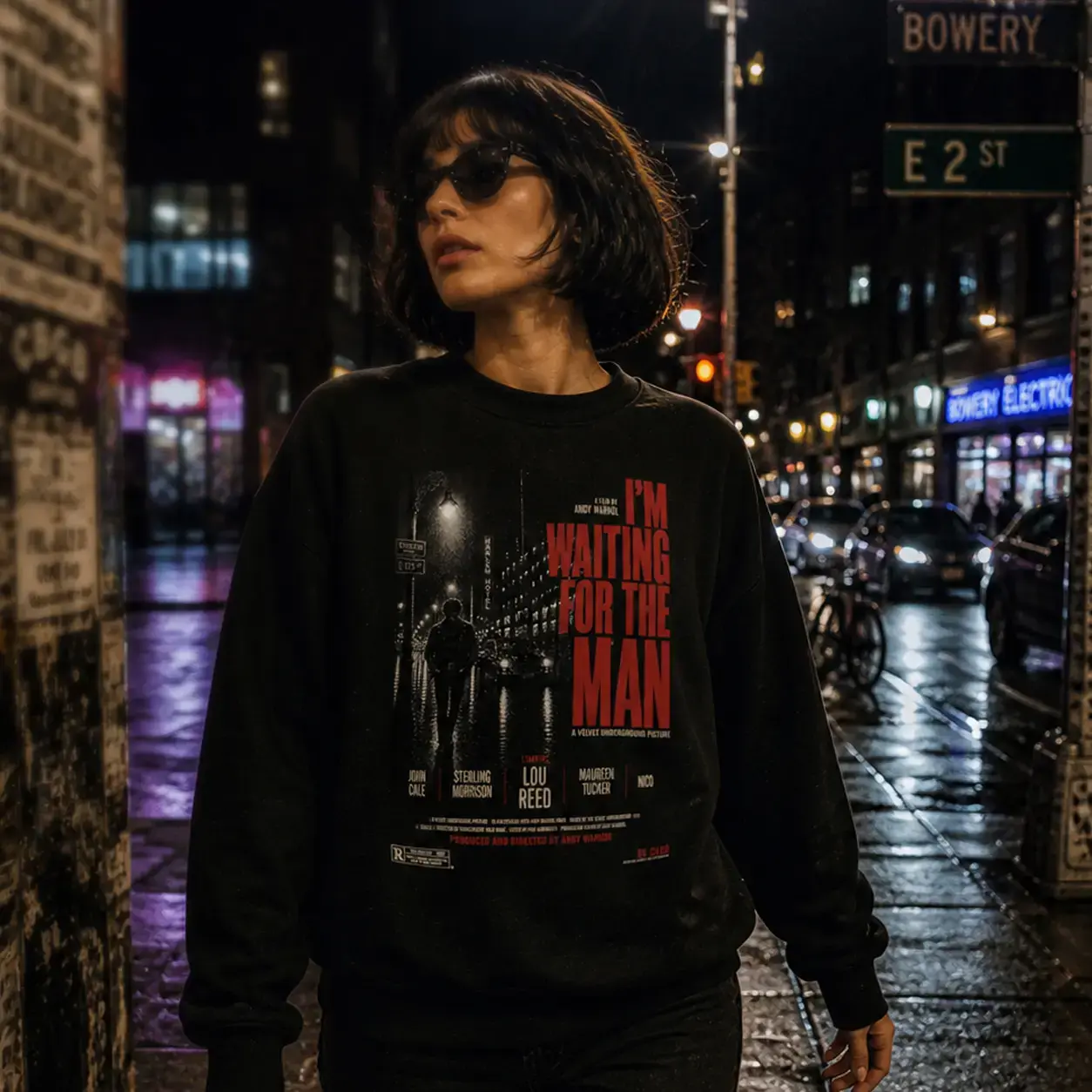 Mulher de óculos escuros na rua a noite usando moletom preto Velvet Underground -I'm Waiting for the Man Moviesem capuz