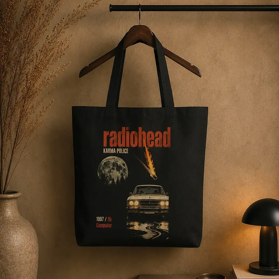 Ecobag preta com estampa Radiohead pendurada em cabide exposto na sala