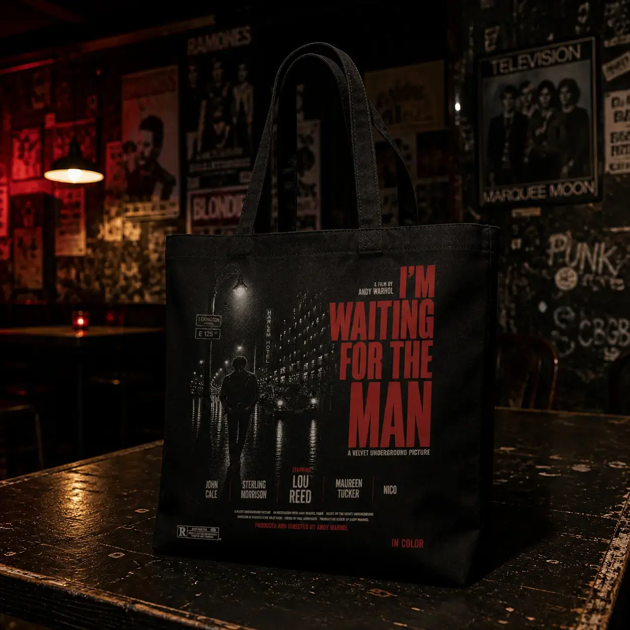Ecobag preta com estampa Velvet Underground -I'm Waiting for the Man Movie sobre mesa de madeira em bar