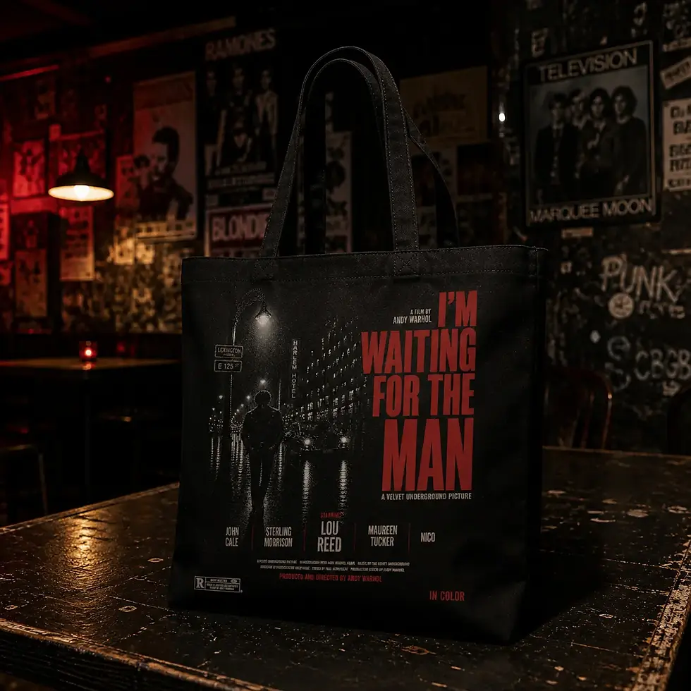 Ecobag preta com estampa Velvet Underground -I'm Waiting for the Man Movie sobre mesa de madeira em bar