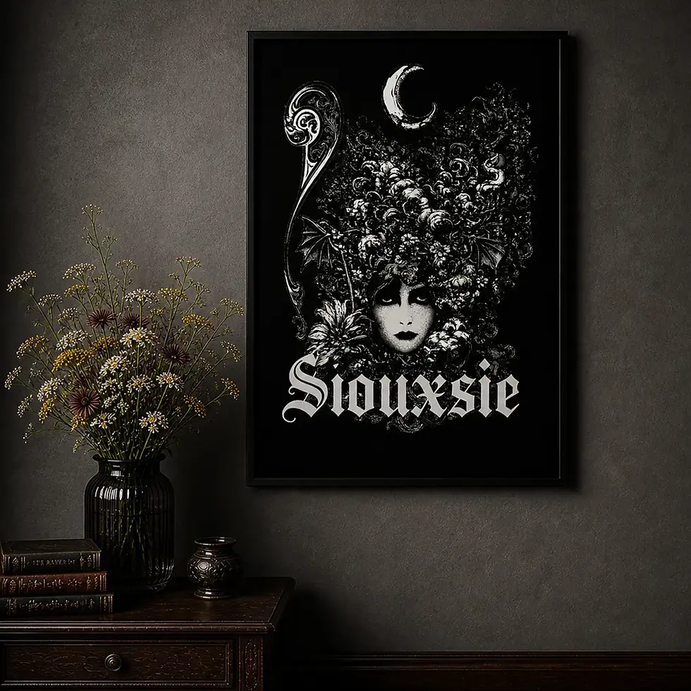 Poster  Siouxsie and the Banshees com moldura pendurada na parede de sala próximo a vaso.