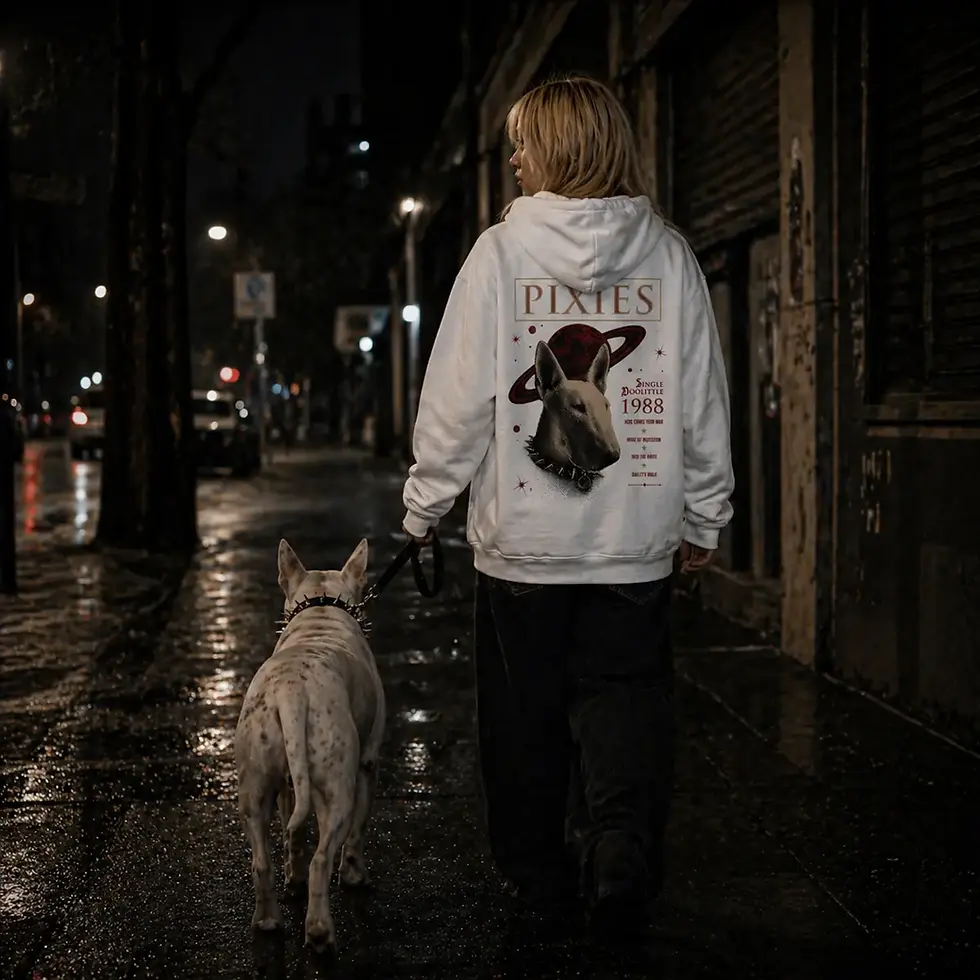 menina loira usando moletom branco com capuz e estampa Pixies Single Doolittle junto com bull terrier