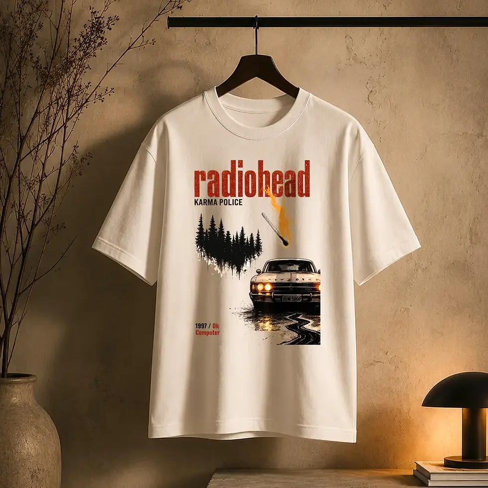 Miniatura: Camiseta branca com estampa radiohead pendurada em cabide exposta em parede de sala