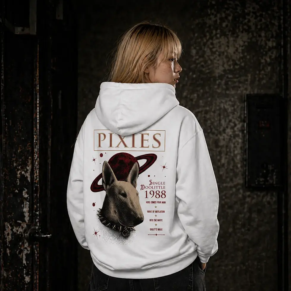 menina loira usando moletom branco com capuz e estampa Pixies Single Doolittle