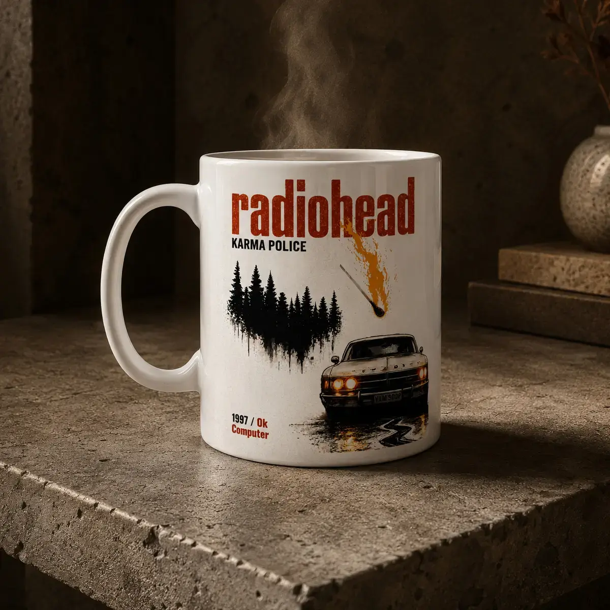 Caneca branca sobre mesa de madeira e cheia de bebida quente aparecendo a fumaça estampada Radiohead