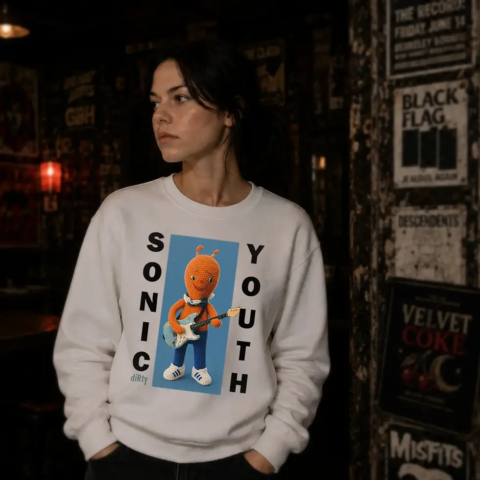 Modelo  usando moletom branco Sonic Youth streetwear em cenário de bar