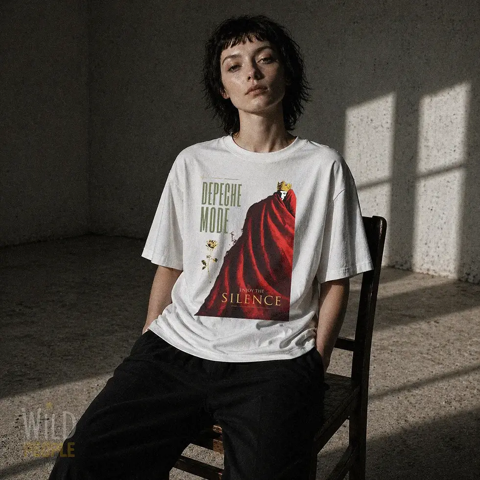 Miniatura: Garota vestindo camiseta branca com Arte autoral exclusiva da Wild People, inspirada no universo de “Enjoy the Silence”,