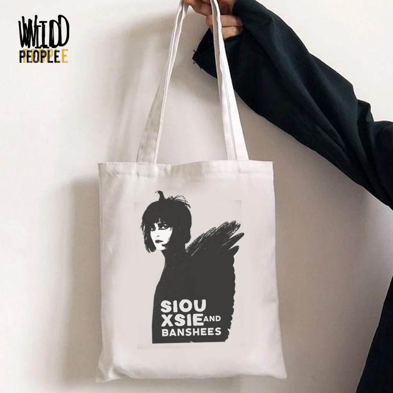 Ecobag Off White com estampa Preta  Siouxsie and the Banshees sendo segurada pela mão