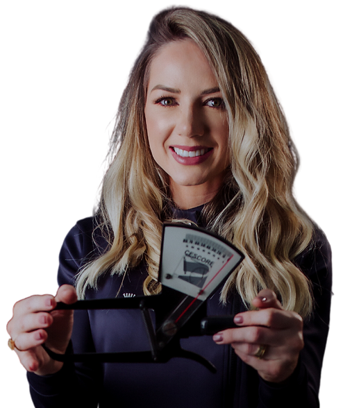 Imagem da Ale Zorzan segurando um adipômetro