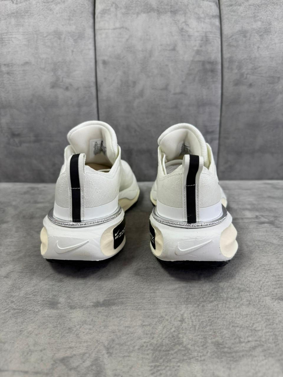 Miniatura: WMNS ZOOMX INVINCIBLE RUN FK 3 SUMMIT WHITE/BLACK