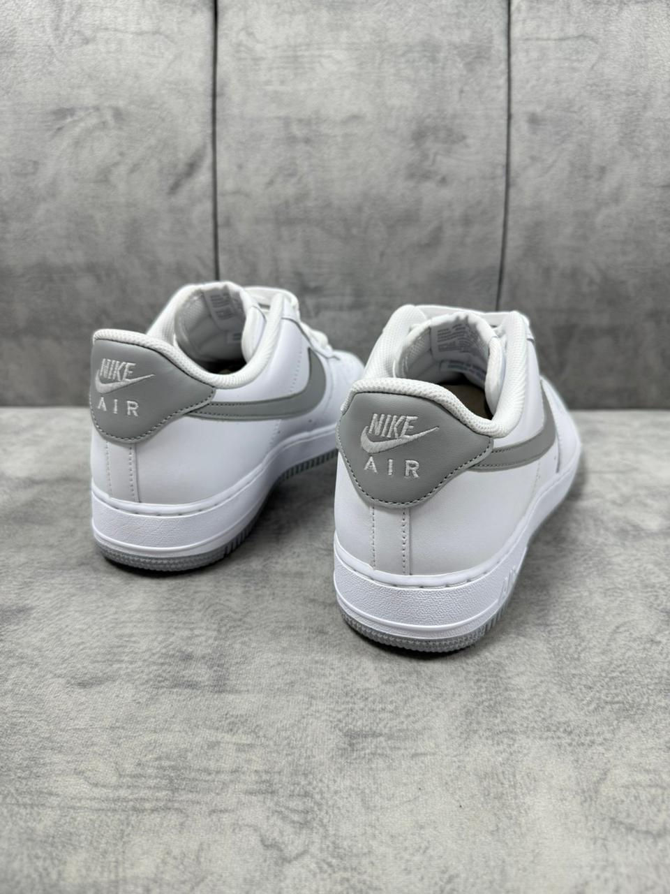 Miniatura: NIKE AIR FORCE 1 07 WHITE/ LT SMOKE GREY