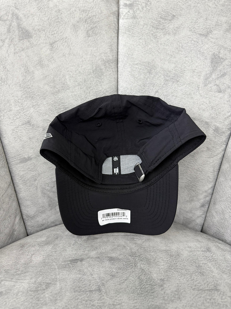 Miniatura: 9FORTY NEW ERA BLACK NE TECH