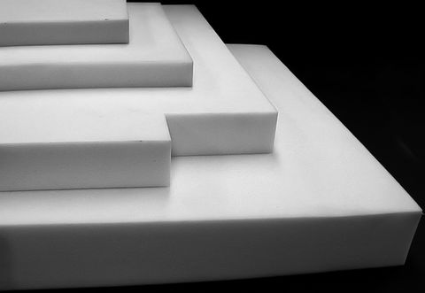Bloc de mousse découpé avec machine CNC KMSYSTEM fabriquée en France sur mesure