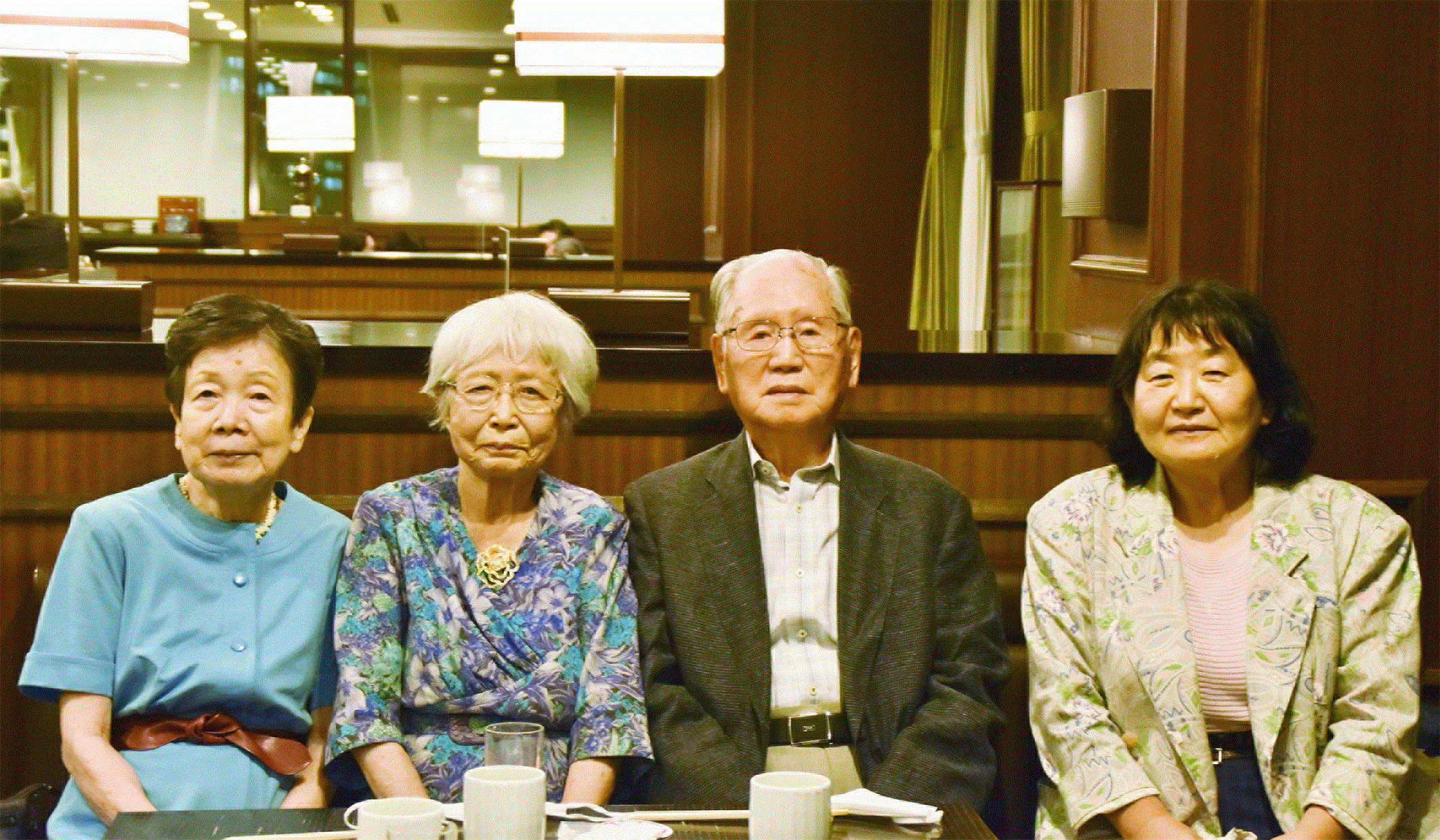 西村夫妻平井瀬畑さん2如水会館.gif