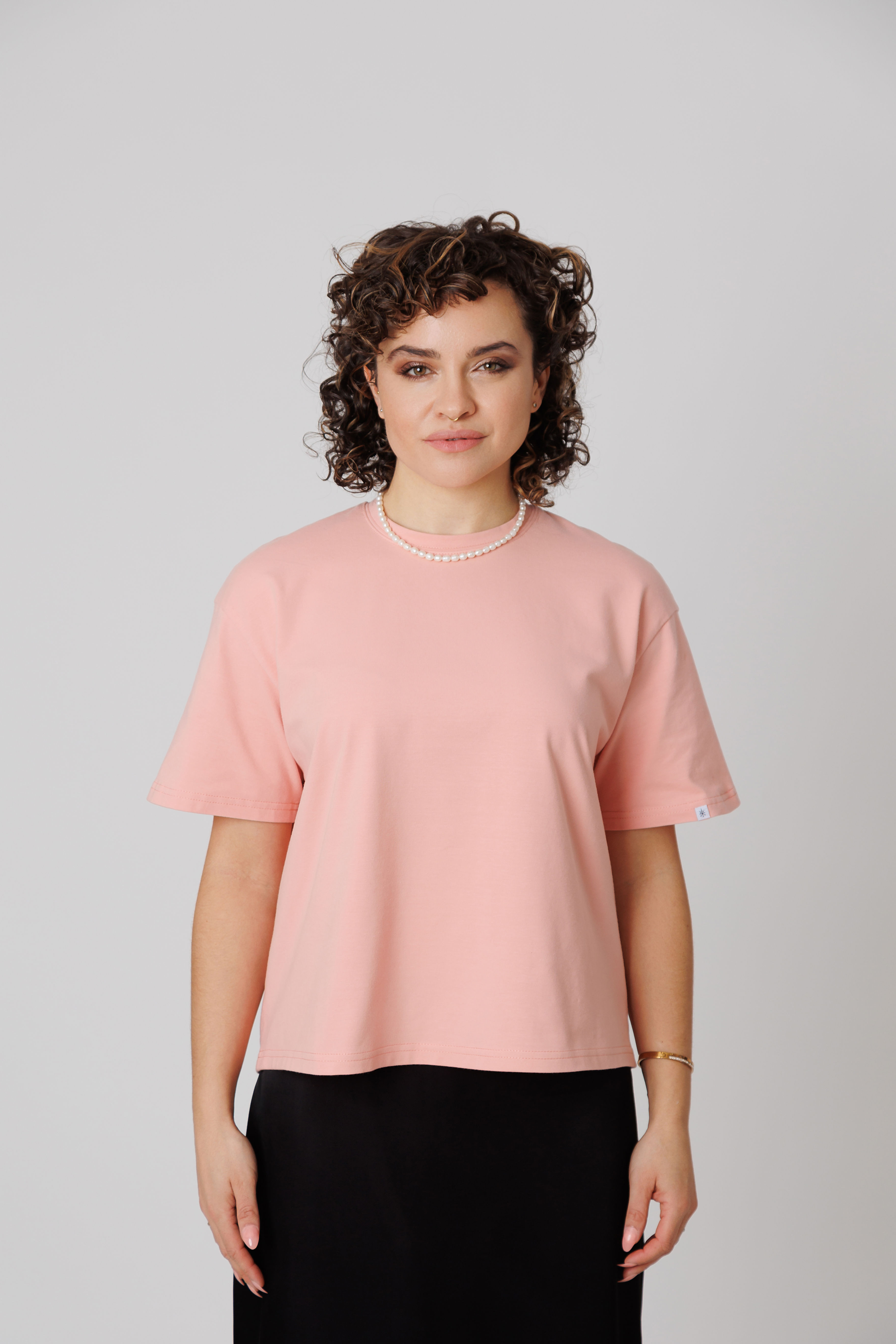 Unisex Shirt aus Baumwolle, nachhaltig gefertigt in Apricot.