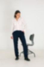 Frau trägt klassische Anzughose in Blau, nachhaltig aus Schurwolle und größeninklusiv von XXXS bis 6XL.