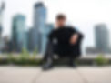 Male Model vor Skyline mit elegantem Fair Fashion All-Black Outfit