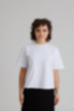 Frau gekleidet mit Heavy Weight T-Shirt in strahlendem weiß aus nachhaltiger Baumwolle mit lockerer Passform