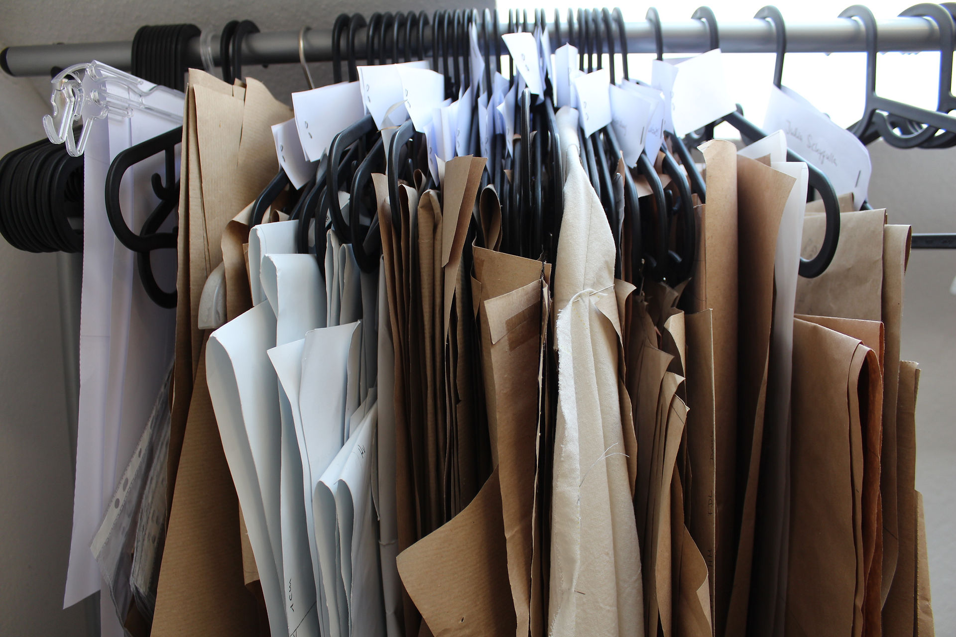 Schnittkonstruktion auf Papier im Atelier