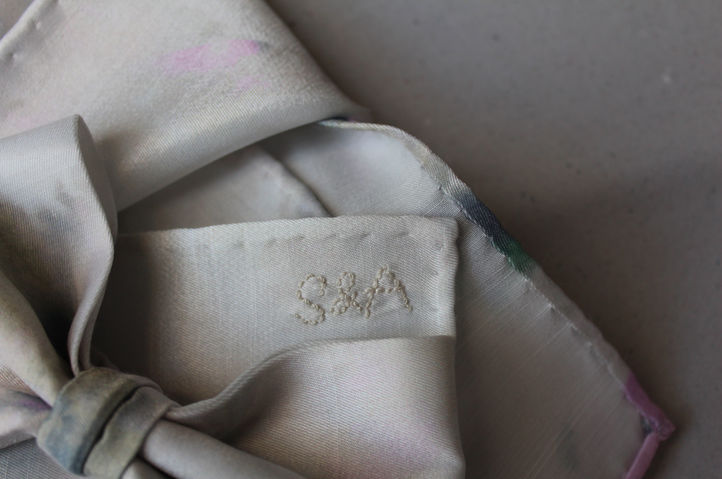 Ein besonderes Herrenaccessoire zur Hochzeit mit handgemachter Stickerei