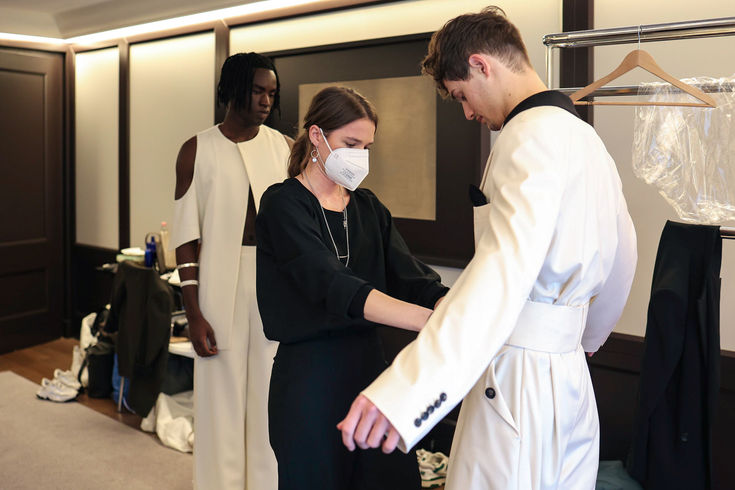 Fitting bei Runway Show Designerin mit Models