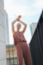 Eleganter und nachhaltiger Zweiteiler in Altrosé an einer jungen Frau vor urbaner Kulisse.